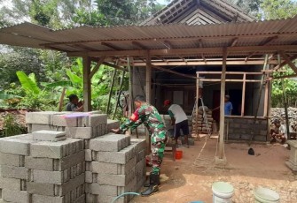 Babinsa Koramil 0801/08 Tulakan Berpartisipasi Bantu Proses Pembangunan