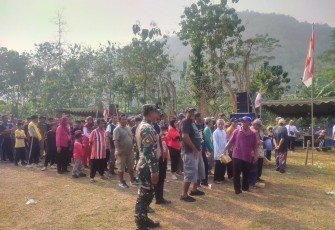 Peran Babinsa Koramil 0801/03 Arjosari Dalam Kegiatan Jalan Sehat Memperingati HUT RI Ke 80 Di Desa Gegeran