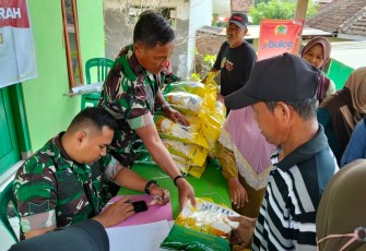 Kodim 0803/Madiun Gelar Gerakan Pangan Murah, Sediakan 2 Ton Beras SPHP untuk Warga Gemarang