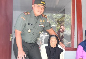 Danrem 081/DSJ Kolonel Arm Untoro Hariyanto bersama mbah Semi di Kabupaten Ponorogo, Selasa (26/8)