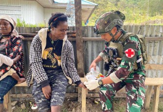 Warga Olelki Tempuh 1,5 Km demi mendapatkan pengobatan Satgas Yonif 700/WYC