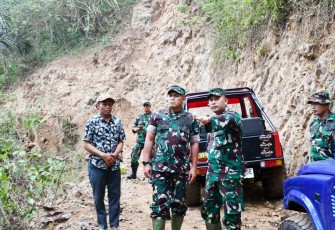 Danrem 081/DSJ Kolonel Arm Untoro Hariyanto saat menerima pemaparan lokasi TMMD Ke-126 Kodim 0801/Pacitan, Kamis (28/8)