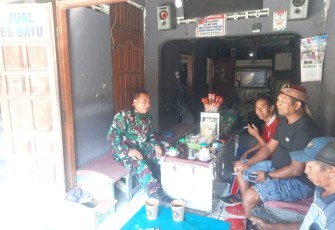 Ciptakan Keamanan Di Wilayah Babinsa Koramil 01/Ngawi Komsos Dengan Warga