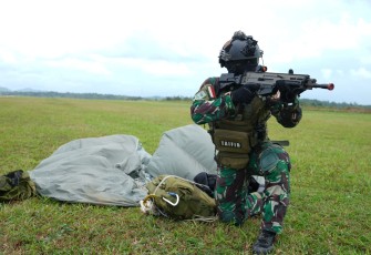 Pasukan Khusus TNI Sukses Laksanakan Infiltrasi Udara dan Sabotase Sasaran di Dabo Singkep