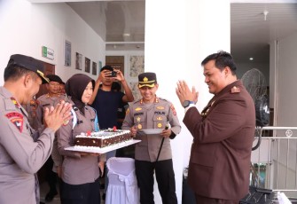 Kapolres Aceh Singkil, AKBP Joko Triyono, S.I.K., M.H., saat memberikan suprise kepada Kejari setempat, Muhammad Junaidi,S.H.,M.H., di Harlah Kejaksaan RI Ke-80