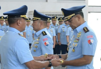 Pangkodau I Marsda TNI Muzafar menyerahkan tongkat komando Lanud Husein Sastranegara, Kamis (4/9)
