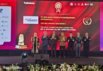 Penganugerahan Top GRC Awards 2025 kepada PT BPR Bank Daerah Karanganyar (BDK), dan The Most Committed GRC Leader 2025 kepada Direktur Utama BDK, Haryono, di Hotel Rafles Jakarta, Senin (8/9/2025)