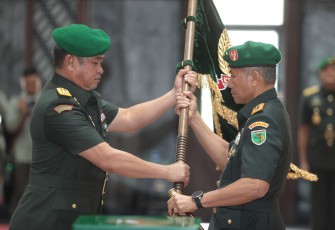Kepala Staf Angkatan Darat (Kasad) Jenderal TNI Maruli Simanjuntak, M.Sc., memimpin acara Penyerahan Jabatan dan Serah Terima Jabatan (Sertijab) sejumlah pejabat strategis TNI Angkatan Darat di Markas Besar Angkatan Darat (Mabesad), Jakarta, Senin (8/9/2025)