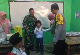 Vaksinasi anak di wilayah desa binaan 