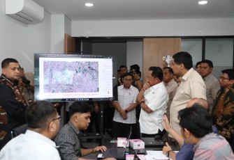 Menteri Dalam Negeri (Mendagri) Muhammad Tito Karnavian bersama Menteri Perumahan dan Kawasan Permukiman (PKP) Maruarar Sirait meninjau langsung Mal Pelayanan Publik (MPP) Kota Makassar, Sulawesi Selatan, Kamis (11/9/2025)
