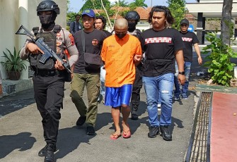 Ahmad Gunawan alias Sukat (26) tersangka perampokan dan pembunuhan terhadap Sri Hartini (60), saat digelandang polisi di Mapolres Karanganyar, Jumat (12/9/2025)