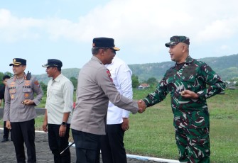 Dandim 0801/Pacitan Letkol Arh Imam Musahirul menyambut kedatangan Kapolda Jatim 