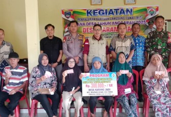 Bhabinkamtibmas Polsek Belitang III Dampingi Penyaluran BLT DD Desa Karang Jadi