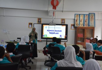 Bangun Minat Kebahasaan dan Kesastraan Generasi Muda melalui Kamus Masuk Sekolah dan Bineka Keliling
