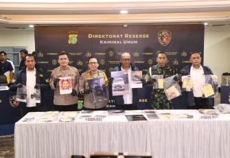 Polda Metro Jaya mengungkap motif di balik penculikan berujung pembunuhan Kacab BRI Cempaka Putih, MIP (37). Penculikan ini dilakukan oleh 18 tersangka
