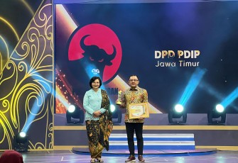 Dua Kader PDI Perjuangan Jatim Raih Penghargaan Legislator Terbaik