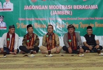 Wakil Bupati Karanganyar, Adhe Eliana, saat memberikan sambutan dalam acara sarasehan Jagongan Moderasi Beragama, di Balai Desa Rejosari, Kecamatan Gondangrejo, Rabu (17/9/2025)