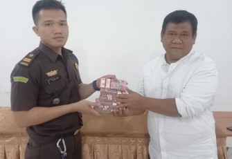 Caption : Sunarto, alah satu tersangka dalam kasus korupsi proyek pembangunan Masjid Agung Madaniyah Karanganyar, saat menyerahkan uang pengganti sebesar Rp100 juta kepada pihak Kejari Karanganyar, Rabu (17/9/2025). Foto : Istimewa
