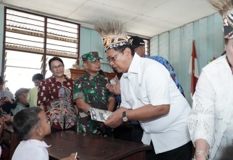 Wamentrans Viva Yoga Tinjau SD Transmigran di Manokwari 