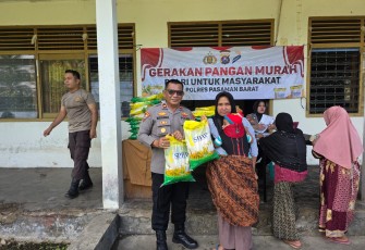Polres Pasaman Barat Distribusikan Beras SPHP di Plasma III Bukit Nilam
