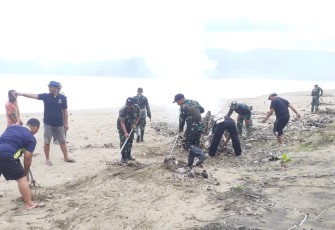 Aksi prajurit Kodim Trenggalek bersihkan sampah di pinggir pantai