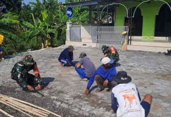 Karya bakti bersihkan lingkungan 