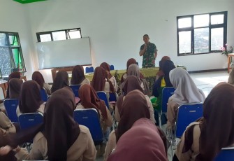 TNI Tanamkan Cinta Tanah Air kepada Pramuka SMK Assalam Durenan