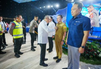 Penjabat (Pj) Gubernur Papua Agus Fatoni kembali menerima penghargaan berupa pin emas dari Kapolri Jenderal Listyo Sigit Prabowo