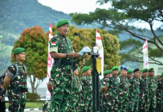 Pangdam XIII/Merdeka, Mayjen TNI Suhardi bacakan amanat Menteri Pertahanan RI Sjafrie Sjamsoeddin pada kegiatan Upacara Pembukaan Latihan Dasar Militer (Latsarmil) Komponen Cadangan (Komcad) Matra Darat Tahun 2025 yang digelar di Mako Rindam XIII/Merdeka, Tomohon, Sulawesi Utara, Senin, (22/9)