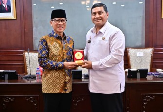 Mendes Yandri menerima cenderamata dari Lemhanas di Jakarta, Selasa (23/9)