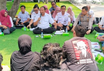 Bupati Rober Christanto memberikan sambutan dalam acara sarasehan bersama perwakilan serikat petani dan mahasiswa dalam rangka memperingati Hari Tani Nasional di halaman Rumah Dinas Bupati Karanganyar, Rabu (24/9/2025)