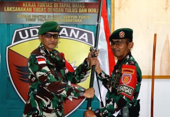 Danyonarmed 12 Kostrad Letkol Arm Dr Erlan Wijatmoko menerima serah terima tugas Satgas Pamtas RI-RDTL