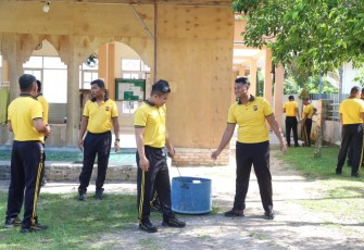 Polres Aceh Singkil Bakti Sosial Jumat Bersih di Masjid Darul Hidayah Desa Gosong Telaga Timur