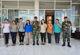 Satgas Pamtas RI-RTDL Pos Napan Bawah di Puskesmas Napan, Jum'at (26/9)