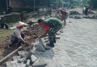 Pasang paving jalan bersama warga binaan