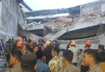 Sejumlah tim SAR gabungan dibantu alat berat mengupayakan proses pencarian dan pertolongan terhadap korban yang masih terjebak atas insiden robohnya bangunan pondok pesantren di Kabupaten Sidoarjo, Jawa Timur, Senin (29/9). BPBD Kabupaten Sidoarjo