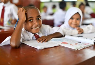 Ilustrasi siswa belajar di sekolah