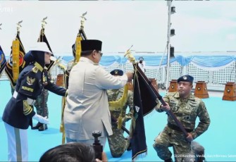 Komandan Depohar 70 Kolonel Tek Dani Eri Wardhana menerima tanda kehormatan dari Presiden Prabowo, Kamis (2/10)