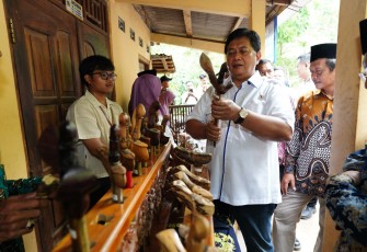 Wakil Menteri Transmigrasi Viva Yoga Mauladi di gedung kesenian desa transmigrasi lokal (translok),  Dusun Karang Tengah, Kapanewon, Imogiri, Kabupaten Bantul, Provinsi Yogyakarta, Sabtu (4/10/2025) 