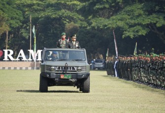 Danrem 083/Bdj Kolonel Inf Kohir saat inspeksi pasukan di lapangan Rampal