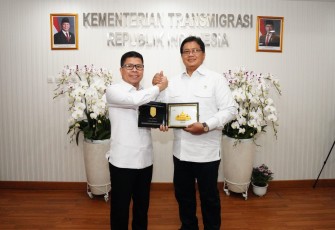 Wakil Menteri Transmigrasi Viva Yoga Mauladi saat menerima kunjungan kerja Bupati Sambas Satono di Gedung C, Kantor Kementerian Transmigrasi (Kementrans), Kalibata, Jakarta  (6/10/2025)