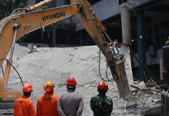 Deputi Bidang Penanganan Darurat BNPB, Mayjen TNI Budi Irawan memimpin sendiri proses pembersihan sisa puing di lapangan