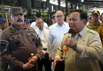 Presiden Prabowo Subianto saat menyaksikan penyitaan smelter ilegal di Bangka Belitung, Senin (6/10)