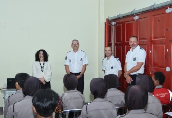 Delegasi Kepolisian Prancis saat mengunjungi Sepolwan Lemdiklat Polri di Jakarta, Selasa (7/10)