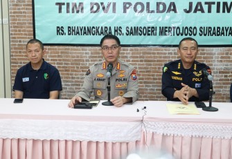 Kabid Humas Polda Jatim Kombes Pol Jules Abraham Abast saat memberikan keterangan pers 
