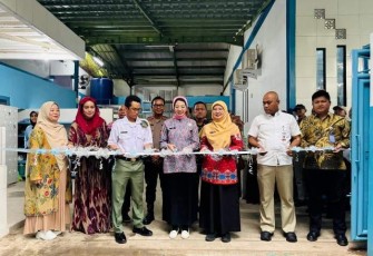 Kepala Biro Hukum dan Humas BGN, Khairul Hidayati saat meresmikan SPPG Jatijajar, Depok, Jum'at (10/10)