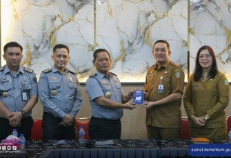 Kepala YANKUM Sahata Marlen Situngkir memberikan cenderamata 