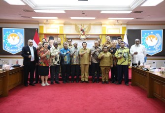 Mendagri Tito Karnavian bersama Komite Eksekutif Percepat Pembangunan Otonomi Khusus Papua di Jakarta, Senin (13/10)
