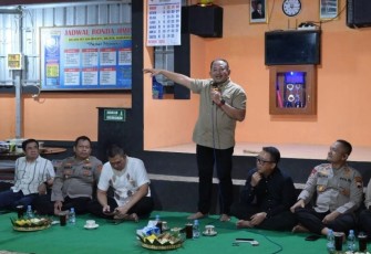 Bupati Rober Christanto, menyambangi Pos Keamanan Lingkungan (Poskamling) di RT 04/RW 11, Kelurahan Bejen, Kecamatan Karanganyar, pada Selasa (14/10/2025).