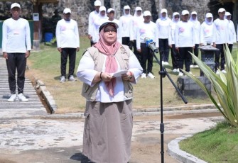 Kepala BKPSDM Karanganyar, Nur Aini Farida, menyampaikan laporan seleksi PPPK Tahap II, dalam kegiatan pembekalan dan penyerahan SK, di Taman Wisata Sapta Tirta, Pablengan, Matesih, Karanganyar, Selasa (14/10/2025)